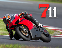 MotoGP racer en een 711 Casino logo