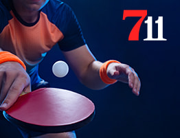 Tafeltennisser en een 711 Casino logo