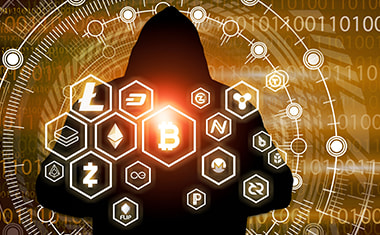 Persoon voor een nep-beleggingsplatform voor cryptocurrency, symbool voor crypto-fraude.