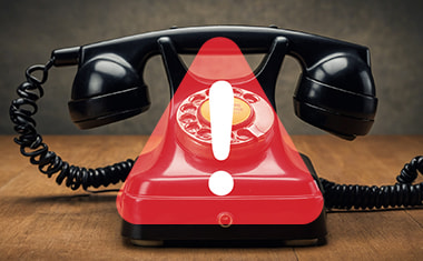 Smartphone met een nep-WhatsApp-bericht van een zogenaamd familielid dat om geld vraagt.