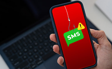 Persoonlijke documenten en creditcard onder een vergrootglas als voorbeeld van identiteitsfraude.