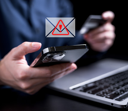 Persoon die een nep-winstbericht ontvangt op zijn telefoon als voorbeeld van loterij-fraude.