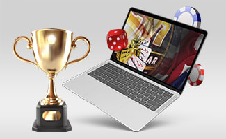 Casinospellen spelen met een laptop, dobbelstenen, fiches en een beker
