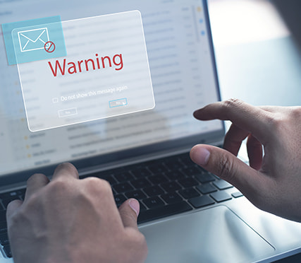 Computerscherm met een nepwaarschuwing over een virus en een telefoonnummer om te bellen.