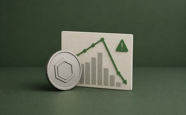 Cryptomunt naast een dalende koersgrafiek met waarschuwingsteken, als symbool voor cryptofraude