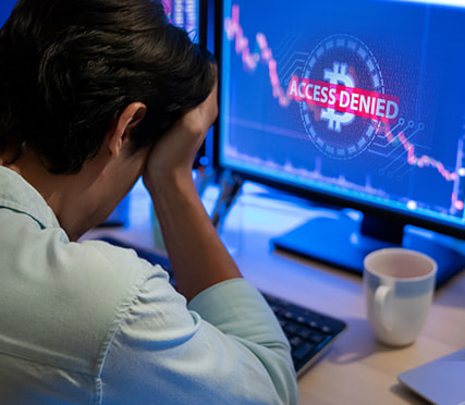 Persoon voor een frauduleus crypto-beleggingsplatform met beloften van hoog rendement.