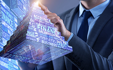 Persoon die betaalt voor een product dat nooit aankomt, als voorbeeld van aankoopfraude op Marktplaats.