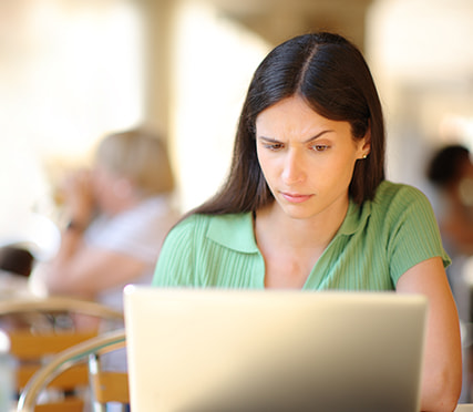 Persoon die een valse e-mail van een bank onderzoekt met zichtbare phishing-signalen.