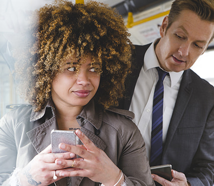 Aantrekkelijk nep-datingprofiel op telefoon als illustratie van een romantische oplichter.