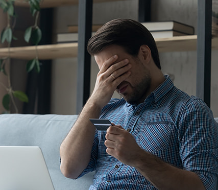 Persoon die een telefoongesprek voert met een zogenaamde bankmedewerker over verdachte transacties.