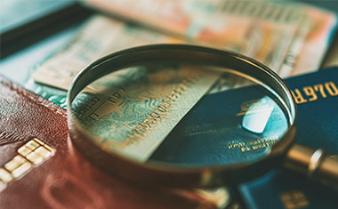 Nep-datingprofiel op smartphone, ter illustratie van romantische oplichting online.