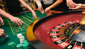 Een roulette tafel met chips erop